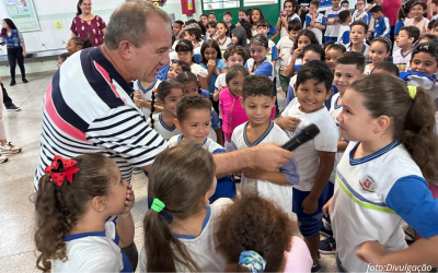 Entrega de kits de uniformes escolares agrada alunos em Nova Odessa